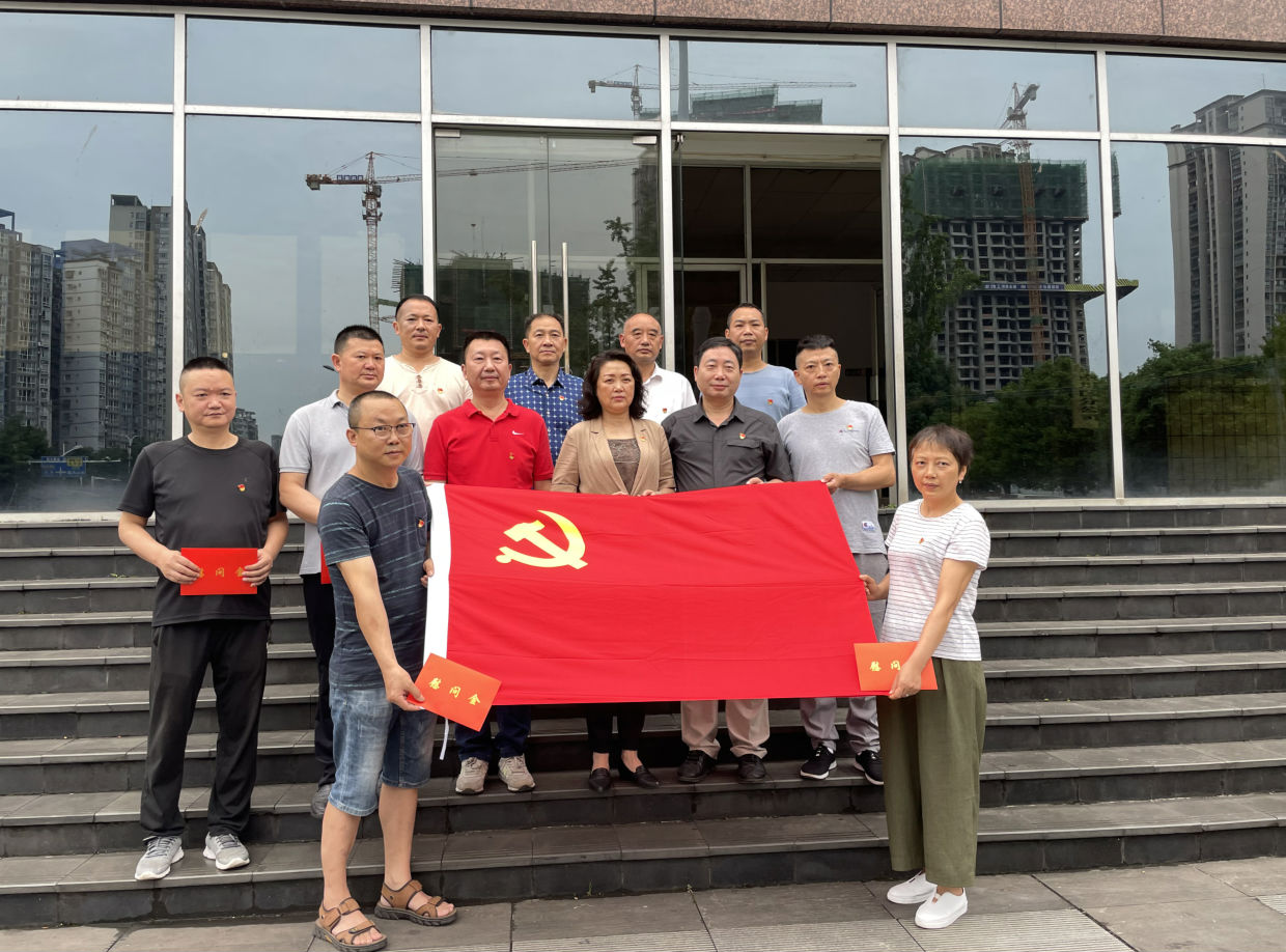 建党百年送关怀 七一慰问暖人心 ——市铁路集团党委组织开展“七一”前夕走访慰问生活困难党员活动.png