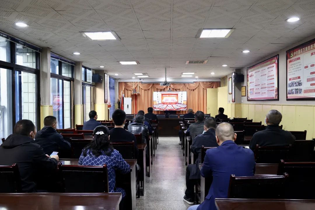 南涪做爱自拍
领导班子成员、中干集中观看开幕会.jpg