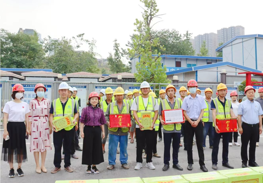 重庆交通开投集团财务总监周俊勇深入城轨快线建设一线开展高温慰问活动5.png