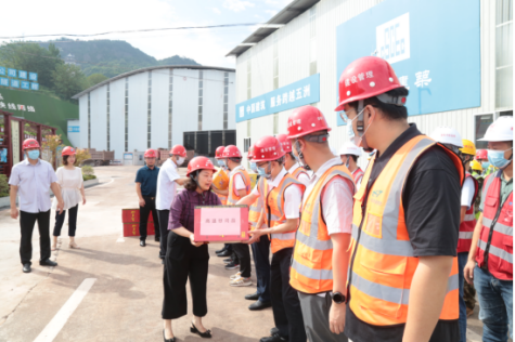 陈静带队慰问27号线项目部一线人员.png